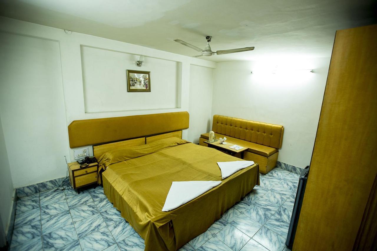 Deep Hotel Лакхнау Экстерьер фото
